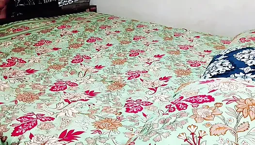 Barsaat ke mausam mein chute lagwane ka Apne maja hai barsat ke mausam mein gand Marne ka apna Maja