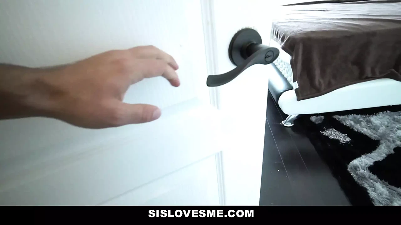 瘦小的继妹为了旧时的缘故帮助我像火山一样射精 - Teamskeet