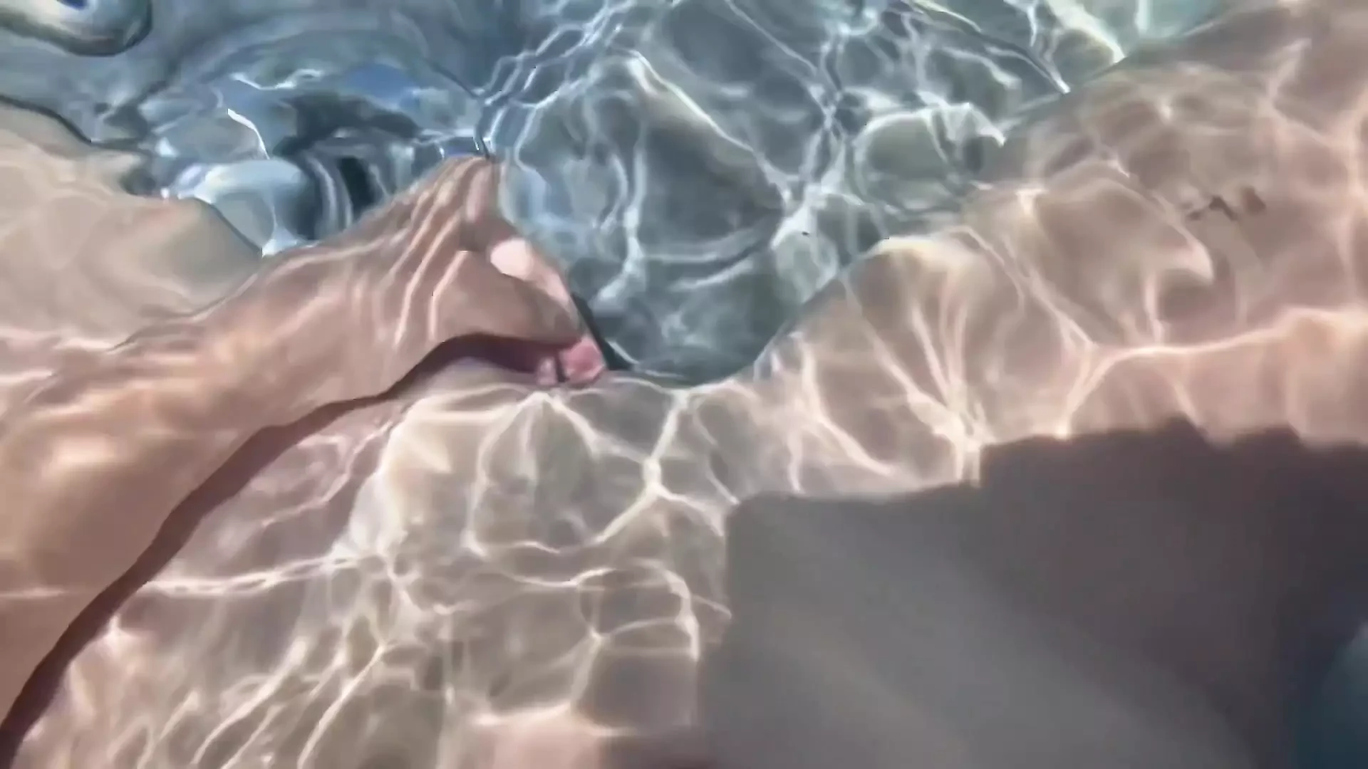 Italiana tetona Artemisia Love - sexy coño en primer plano juega en el jacuzzi - caliente y mojado