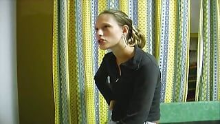 Schitterende Duitse tiener die een pik behaagt met haar strakke en vochtige poesje