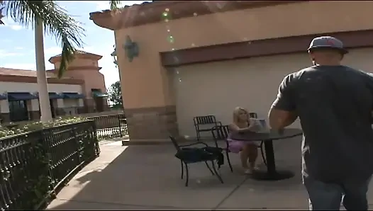 Erstaunliches teen trägt high heels, während muschi geknallt wird