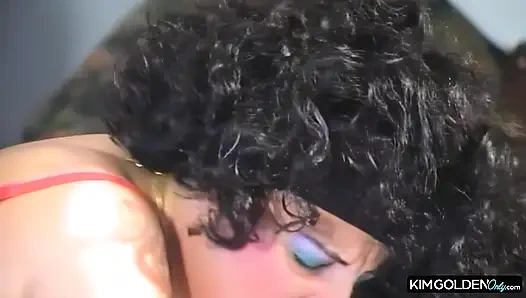 Leidenschaftlicher Oralspass mit kurviger Schoenheit