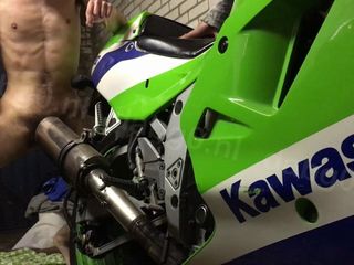 Fodendo o escapamento da motocicleta Kawasaki zxr 750