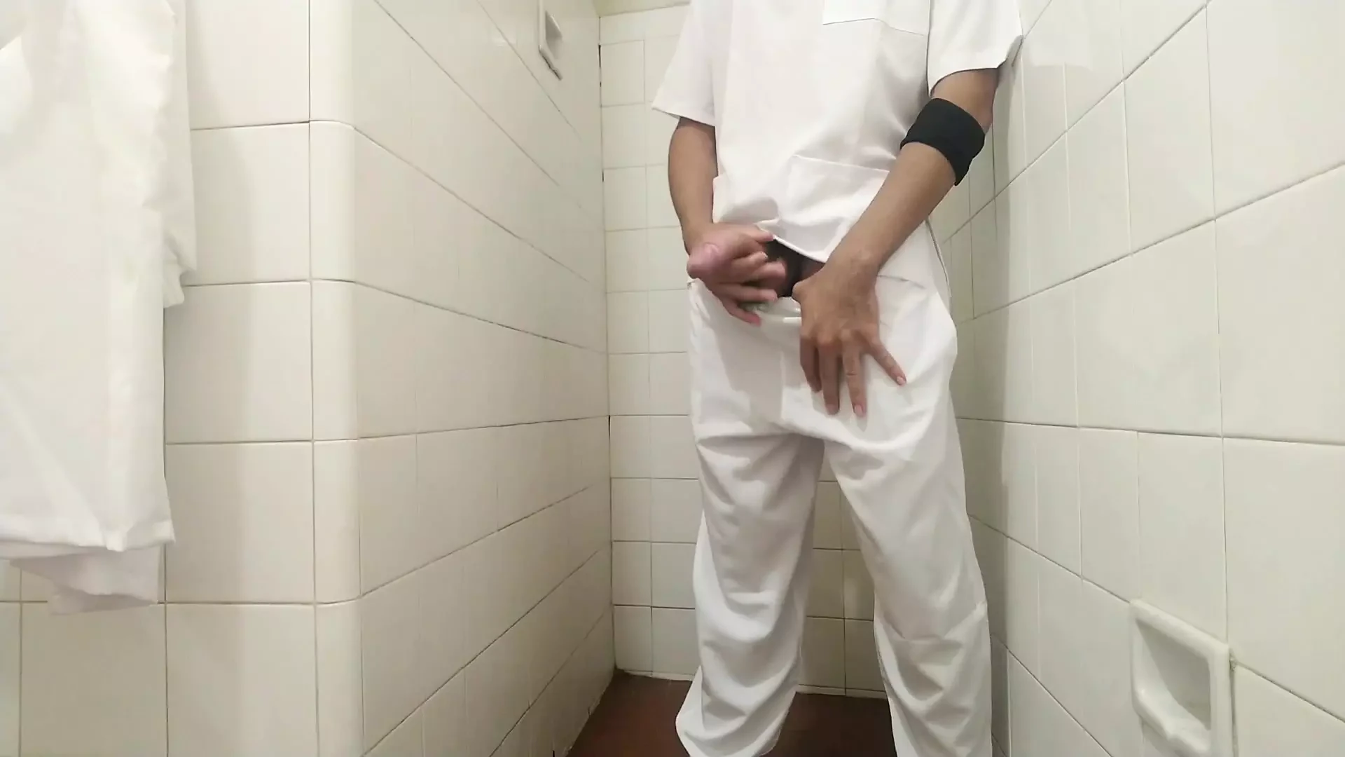 Sou Um Enfermeiro Muito Safado - Sonhei Que Dava Meu Cuzinho Pra Outro Enfermeiro no Banheiro do Hospital  - Parte 1