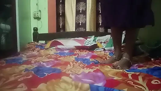Üvey kız kardeş üvey erkek kardeşini eğlendiriyor