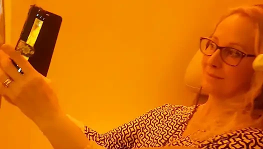 Istri pirang dewasa menikmati seks setelah kembali