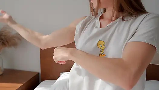 Sportif bir kız, inanılmaz seksi bir vücuda sahip tüm kıyafetlerini paramparça ediyor