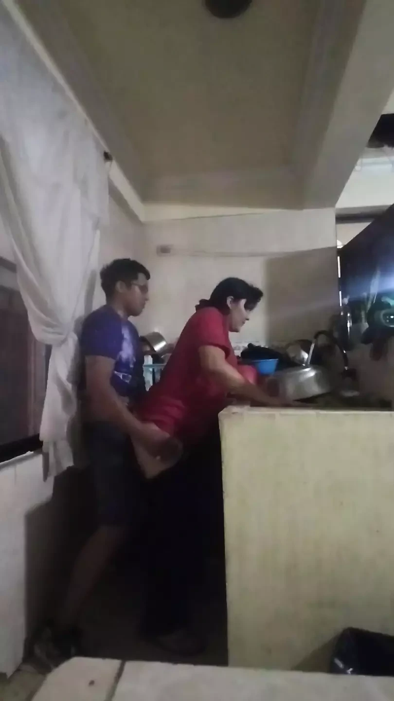 在厨房里和我老婆偷偷做爱，我操了厨师