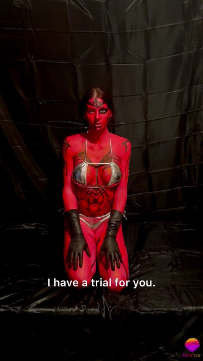 Darth UwodzenieUwoż gotowy do tej nerdy, dokładnej historii przygody w galaktyce daleko, daleko. W tym obozowym amatorskim solo, Sith a