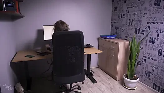Godaan di kantor berubah menjadi bencana celana terpisah