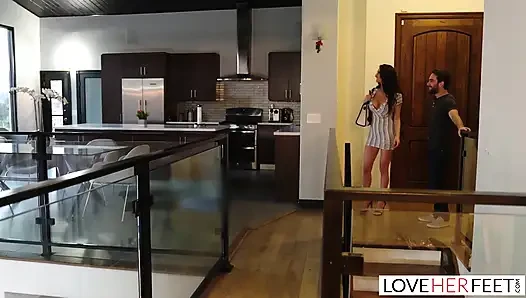 Ateşli orta yaşlı seksi kadın Silvia Saiges ayak fetişi fantezisini dolduruyor