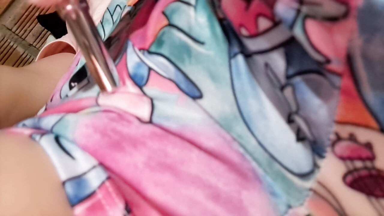 Mi padrastro me quiere chupar las tetas y lamber mi vagina