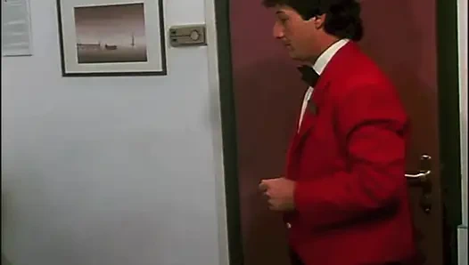 Oda Servisi: İki cum susamış orospu için bir garson