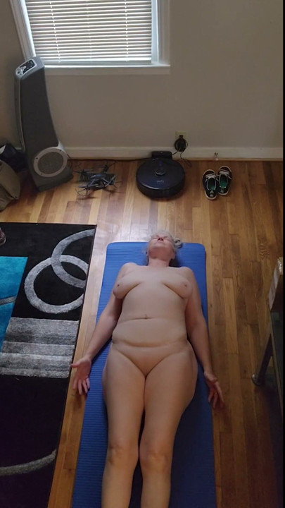 Ateşli iri güzel orta yaşlı seksi kadın sabah çıplak yoga! | Klip 3