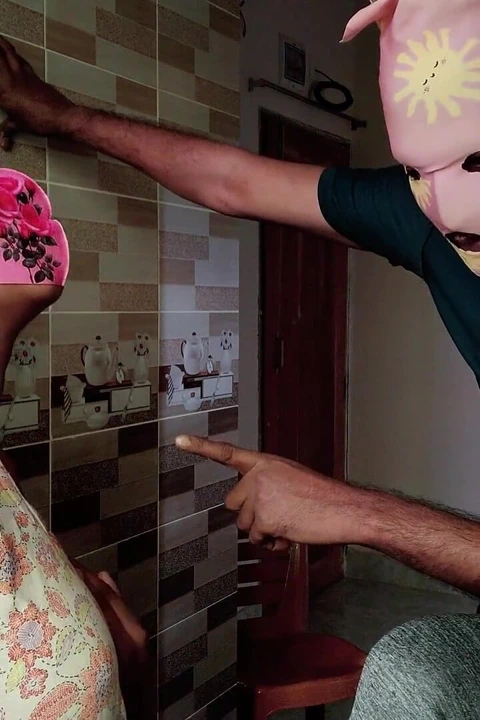 继妹在厨房教她的继兄弟做爱