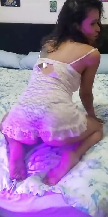 친구의 침대에서 젖고 자위하는 핫한 라틴계 여자
