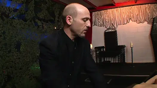 Хардкорный БДСМ секс-клип: мастурбация киски с использованием вибратора