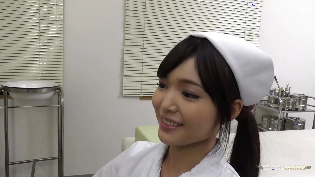 Một y tá châu Á hỗ trợ bệnh nhân xuất tinh bằng cách nhiệt tình thực hiện kích thích bằng miệng trên