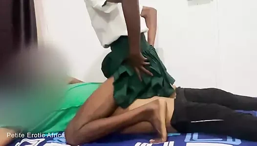 Африканская юная сучка в униформе. Трахает наездницу после школы