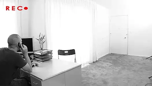 Çılgın bir orgazm olmak isteyen küçük bir sürtüğün ince vücudu için devasa bir sert yarak