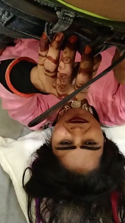 Stepbrother ne bed par handjob karna shikhaya | Clip 1