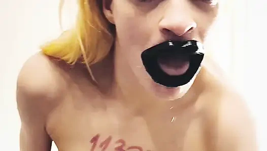 Nikola Nicova duscht sich selbst