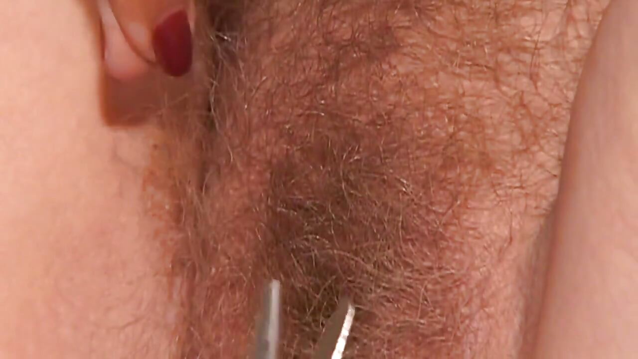 El médico inspecciona a fondo el chorreo de leche de una milf embarazada