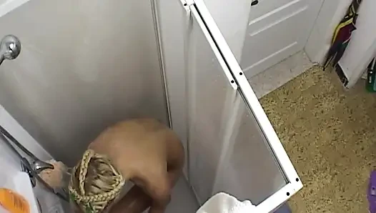 İki sarışın ıslak duşa dokunuyor ve vücut oyunu yapıyor