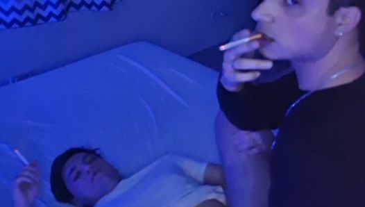 Pareja gay caliente fumando y preñando a pelo