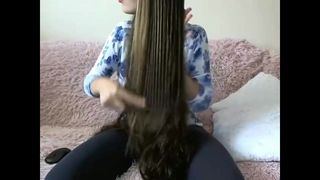 Sexy morena de pelo largo, juego de pelo, cepillo de pelo, ducha