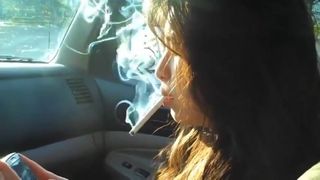Женщина курит в машине 2