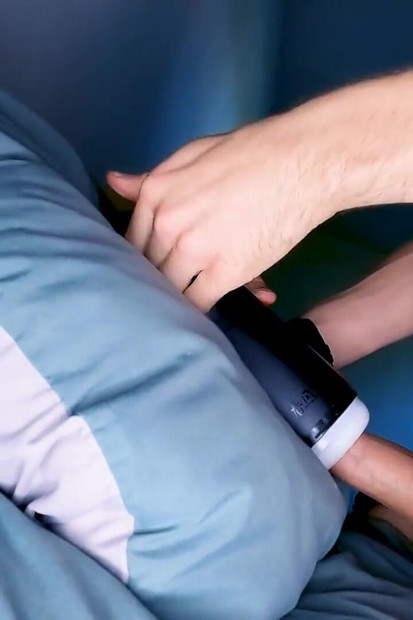 我想象我会如何操你, 直到我的鸡巴射在你身上, 我的腿摇晃, 快乐的男人操一个手淫杯