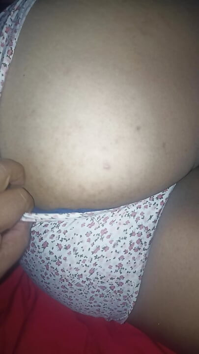 털이 무성한 보지를 볼 수 있도록 다리를 벌리는 새엄마