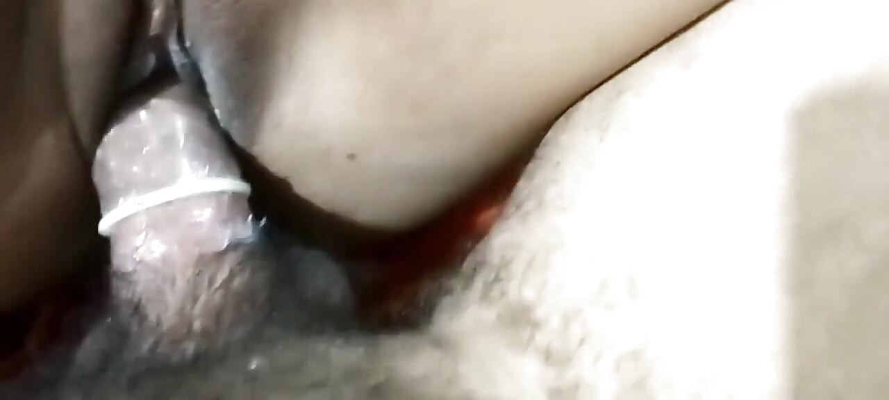 Desi flickvän högt stönande medan knullar anal nytt sex