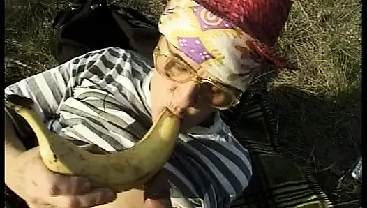 Schau zu, wie diese deutsche oma in einer session im freien gefickt wird