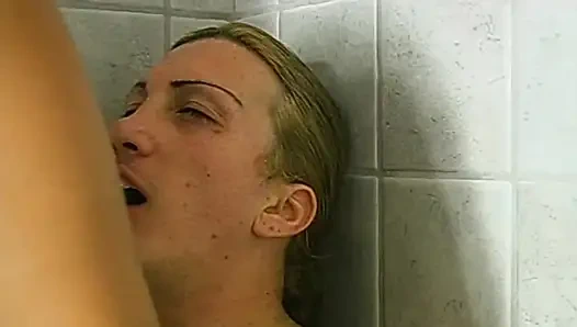 Yatakta Ve Küvette Yüzüne Boşalarak Seviştim.