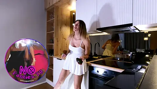 Sexy und geile schöne ehefrau zu hause mit einem durchsichtigen weißen sommerkleid zeigt ihre g-string und ihre schamlippen