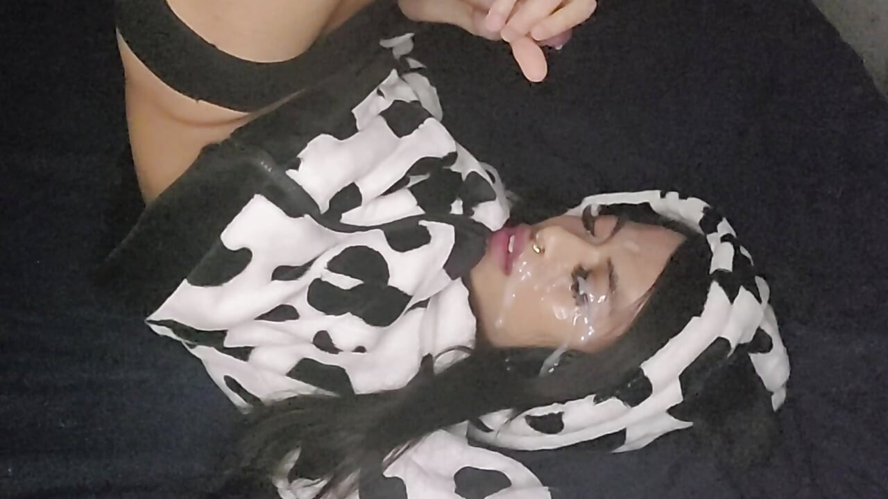 Pequena vaqueira trans adora leite