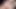 豊満なブルネットの美女が震えるオーガズムに身を任せる