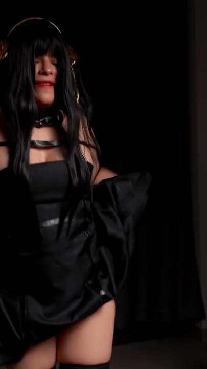 Yor Forger getting down and dirty! - Anime Dakimakura Pillow cosplay review | Clip 2