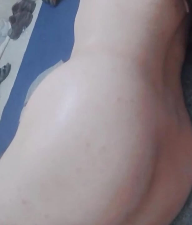 백인 엉덩이를 보여주는 Youn Amuture