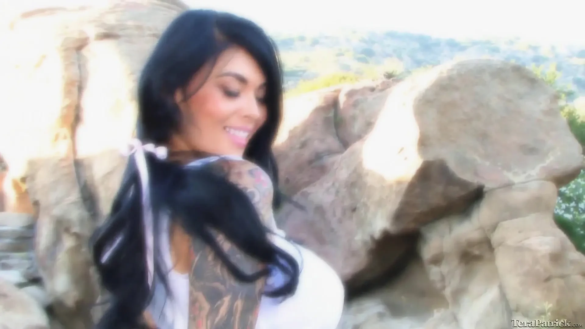 Tera Patrick slowly strips outdoors
