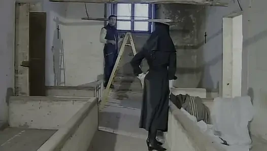 İşçi Manavardaki Rahibenin Kıçını Sevişiyor