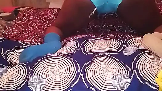 Mencoba untuk bermain seperti pelacur dengan tubuh seksiku