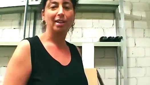 Pantat bahenol cewek nakal ini di-fisting habis-habisan sampai dicrot di dalam