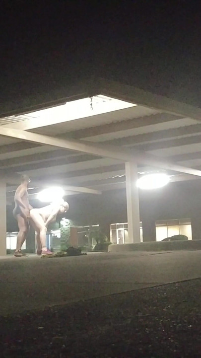 Sexe risqué dans un parking vide ! | Clip 1