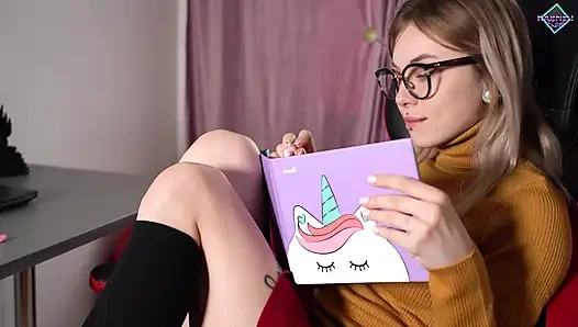 Öğrenci ödevi yerine sıkı amcığında büyük yarak hayal ediyor. Karneli Bandi