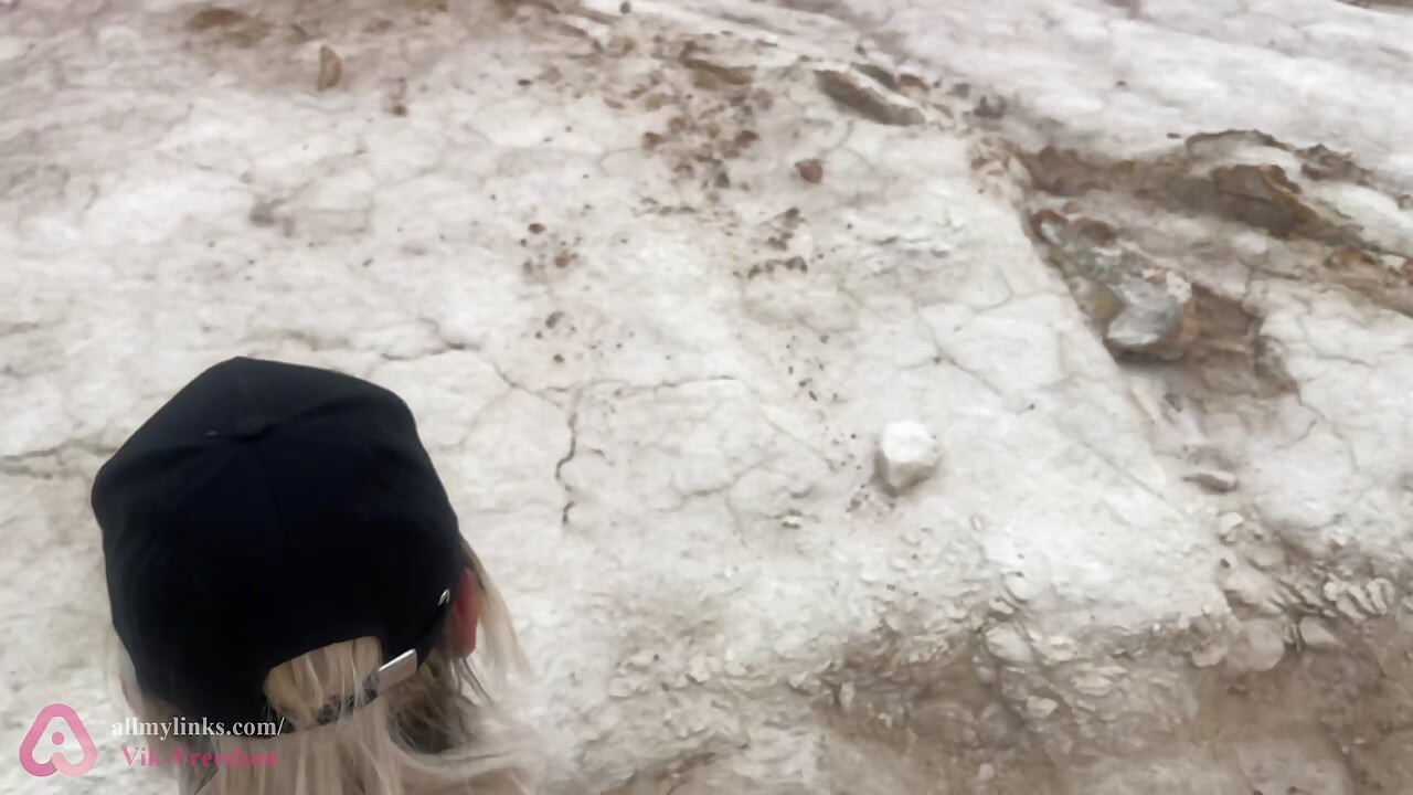 Doğada halka açık seks! Yürüyüş parkurunda bir sarışını siktim! POV!