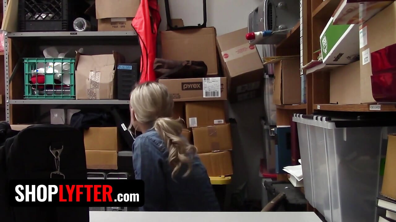 Ladrona de tiendas - la flaca rubia Emma Hix le da su coño al oficial de seguridad para salir de los problemas