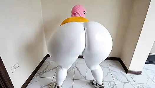 Женщина с большой задницей в белых леггинсах трясет этим